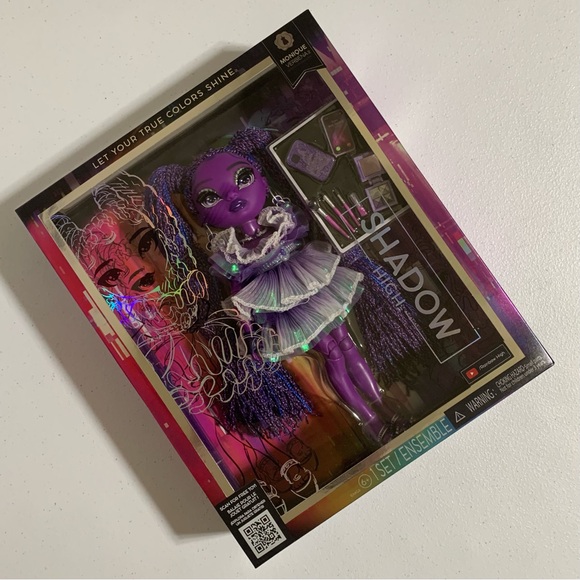 Shadow High Fashion Monique Verbena Doll with Accessories-New - Picture 3 of 9